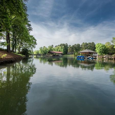 Lakeside Landing By Avantstay Private Dock 무어스빌 외부 사진